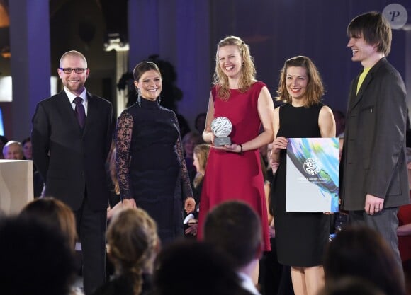 La princesse Victoria de Suède, enceinte de huit mois et vêtue d'une robe H&M, avec les lauréats estoniens lors de la cérémonie des Global Change Awards de la Fondation H&M Conscious à l'Hôtel de Ville de Stockholm le 10 février 2016.