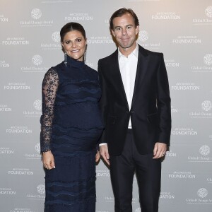 La princesse Victoria de Suède, enceinte de huit mois, et Karl-Johan Persson, PDG de H&M, lors de la cérémonie de remise des Global Change Awards de la Fondation H&M Conscious à l'Hôtel de Ville de Stockholm le 10 février 2016.