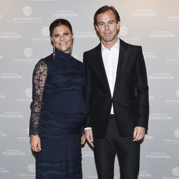 La princesse Victoria de Suède, enceinte de huit mois, et Karl-Johan Persson, PDG de H&M, lors de la cérémonie de remise des Global Change Awards de la Fondation H&M Conscious à l'Hôtel de Ville de Stockholm le 10 février 2016.