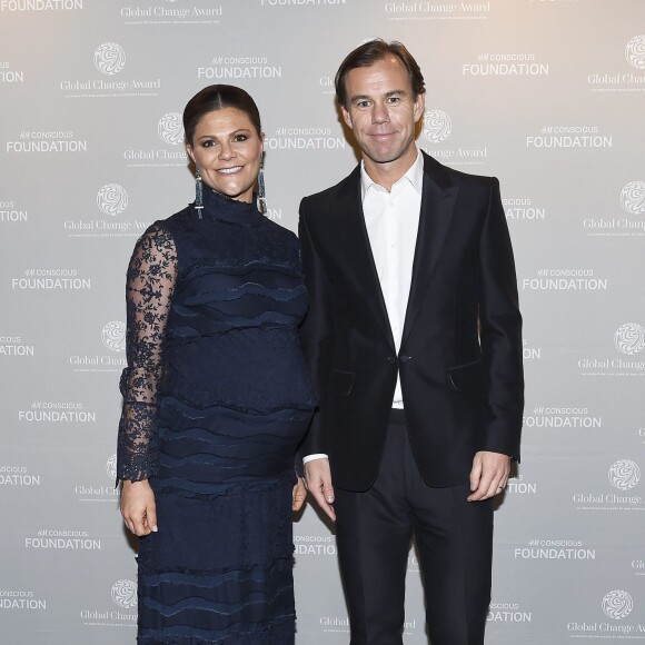 La princesse Victoria de Suède, enceinte de huit mois, et Karl-Johan Persson, PDG de H&M, lors de la cérémonie de remise des Global Change Awards de la Fondation H&M Conscious à l'Hôtel de Ville de Stockholm le 10 février 2016.