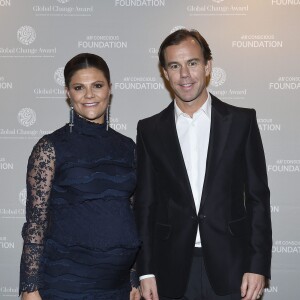 La princesse Victoria de Suède, enceinte de huit mois, et Karl-Johan Persson, PDG de H&M, lors de la cérémonie de remise des Global Change Awards de la Fondation H&M Conscious à l'Hôtel de Ville de Stockholm le 10 février 2016.