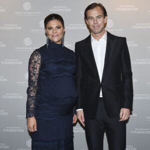 La princesse Victoria de Suède, enceinte de huit mois, et Karl-Johan Persson, PDG de H&M, lors de la cérémonie de remise des Global Change Awards de la Fondation H&M Conscious à l'Hôtel de Ville de Stockholm le 10 février 2016.