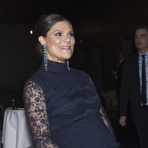 La princesse Victoria de Suède, enceinte de huit mois et vêtue d'une robe H&M, remettait les prix lors de la cérémonie des Global Change Awards de la Fondation H&M Conscious à l'Hôtel de Ville de Stockholm le 10 février 2016.