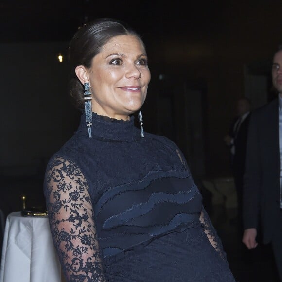 La princesse Victoria de Suède, enceinte de huit mois et vêtue d'une robe H&M, remettait les prix lors de la cérémonie des Global Change Awards de la Fondation H&M Conscious à l'Hôtel de Ville de Stockholm le 10 février 2016.