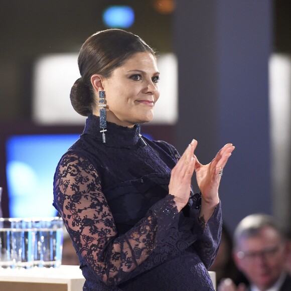 La princesse Victoria de Suède, enceinte de huit mois et vêtue d'une robe H&M, remettait les prix lors de la cérémonie des Global Change Awards de la Fondation H&M Conscious à l'Hôtel de Ville de Stockholm le 10 février 2016.