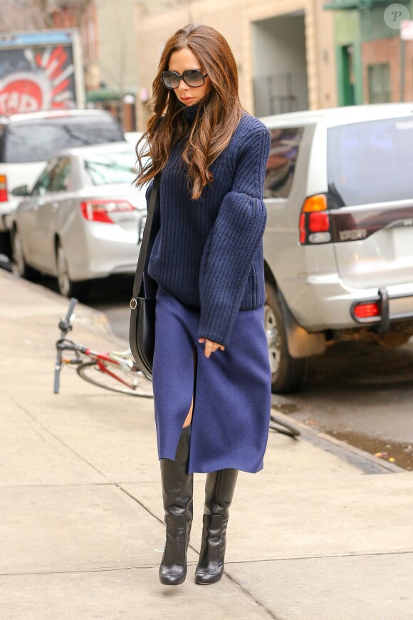 Victoria Beckham de sortie à New York, porte un pull à col roulé (collection automne-hiver 2015-2016), une jupe et des bottes noires Victoria Beckham. Le 9 février 2016.