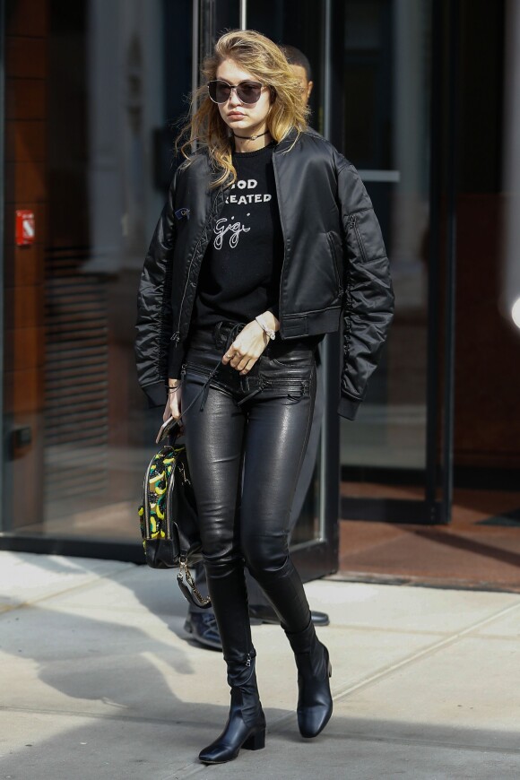 Gigi Hadid aperçue à New York, porte un bomber Kith (modèle Danika) et un pull Bella Freud à son nom, un pantalon en cuir Ben Taverniti Unravel Project, un sac à dos Versace et des bottines noires. Le 10 février 2016.