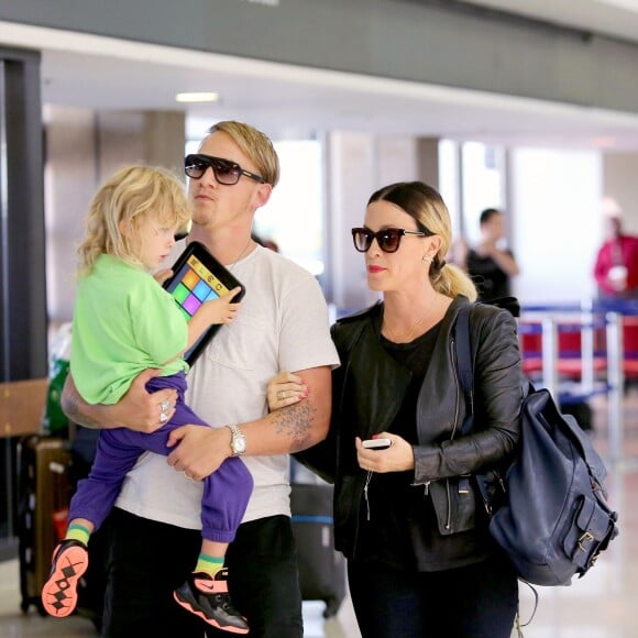 Alanis Morissette et son mari Mario Treadway avec leur fils Ever, à Los Angeles, le 2 octobre 2014.