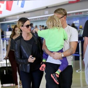 Alanis Morissette et son mari Mario Treadway avec leur fils Ever, à Los Angeles, le 2 octobre 2014.