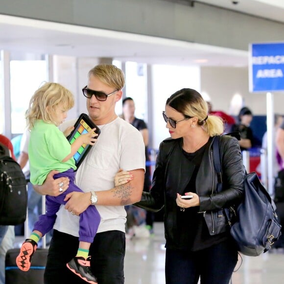 Alanis Morissette et son mari Mario Treadway avec leur fils Ever, à Los Angeles, le 2 octobre 2014.