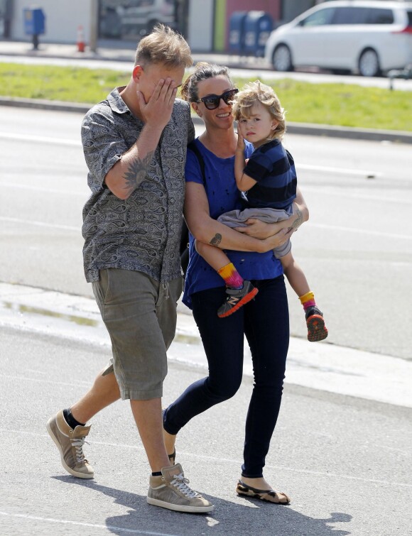 Alanis Morissette et son mari Mario Treadway, avec leur fils Ever, à Santa Monica le 27 mai 2014. 
