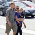  Alanis Morissette et son mari Mario Treadway, avec leur fils Ever, à Santa Monica le 27 mai 2014.  
