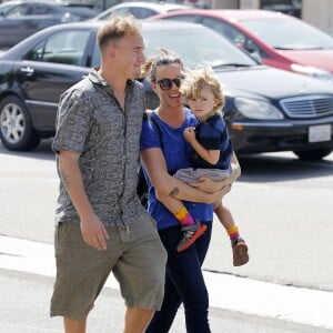 Alanis Morissette et son mari Mario Treadway, avec leur fils Ever, à Santa Monica le 27 mai 2014. 