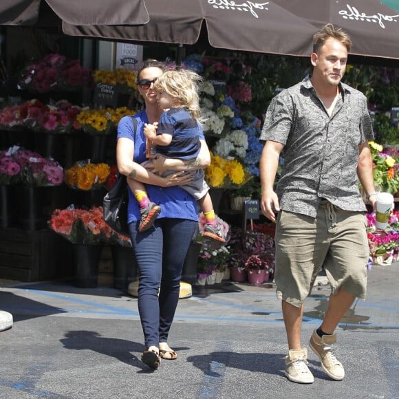 Alanis Morissette et son mari Mario Treadway, avec leur fils Ever, à Santa Monica le 27 mai 2014. 