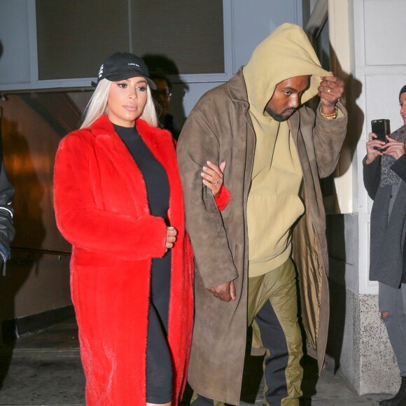 Kim Kardashian et son mari Kanye West quittent le Richard Rodgers Theatre à Broadway, à l'issue d'une représentation de la comédie musicale 'Hamilton'. New York, le 12 février 2016.