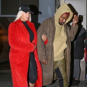 Kim Kardashian et son mari Kanye West quittent le Richard Rodgers Theatre à Broadway, à l'issue d'une représentation de la comédie musicale 'Hamilton'. New York, le 12 février 2016.