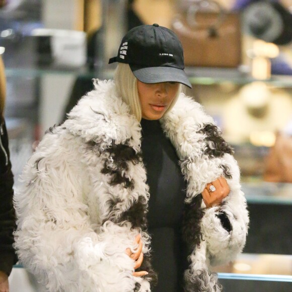 Kim Kardashian se rend au centre commercial Barneys New York à New York, le 12 février 2016.