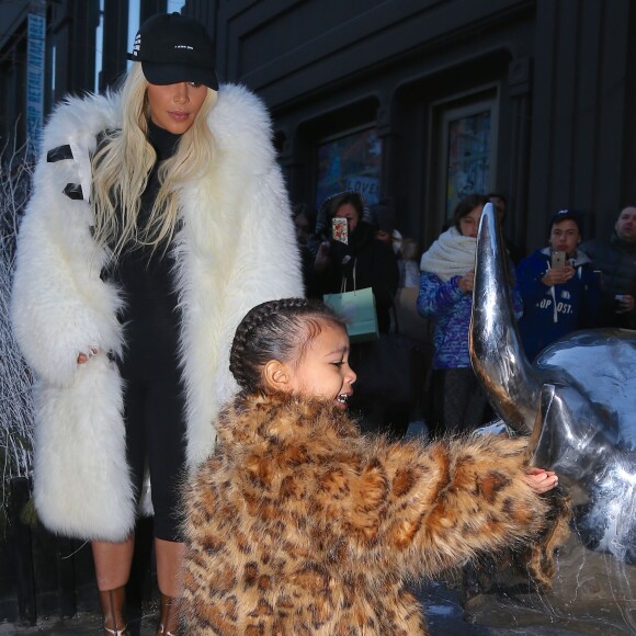 Kim Kardashian et sa fille North à New York, le 14 février 2016.