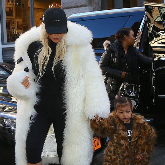 Kim Kardashian et sa fille North à New York, le 14 février 2016.