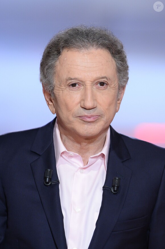 Michel Drucker - Enregistrement de l'émission "Vivement Dimanche" à Paris le 15 décembre 2015.