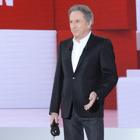 Michel Drucker et sa chienne Isia - Enregistrement de l'émission "Vivement Dimanche" à Paris le 2 décembre 2015 © Coadic Guirec / Bestimage