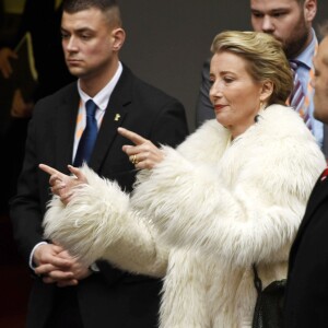 Emma Thompson signe des autographes en arrivant au photocall du film "Seul dans Berlin" (Alone in Berlin) lors du 66e Festival International du Film de Berlin, le 15 février 2016.