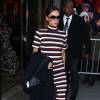 Victoria Beckham quitte le restaurant Balthazar à New York, habillée d'un manteau, d'un pull à col roulé et d'une jupe rayés Victoria Beckham (collection automne-hiver 2016-2017). Le 14 février 2016.