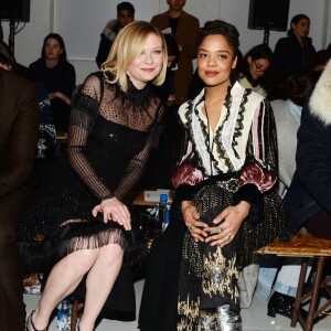 Kirsten Dunst et Tessa Thompson assistent au défilé Rodarte (collection automne-hiver 2016-2017) au Center548. New York, le 16 février 2016.