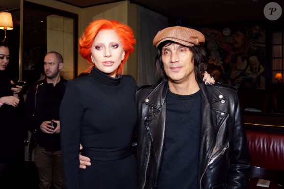Lady Gaga et le photographe Vinoodh Matadin assistent au défilé Brandon Maxwell (collection automne-hiver 2016-2017) au Monkey Bar. New York, le 16 février 2016.