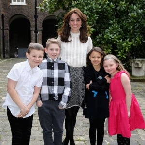 Kate Middleton, duchesse de Cambridge, était la rédactrice en chef d'un jour du Huffington Post UK le 17 février 2016, et mettait à la une la question de la santé mentale des enfants, lançant par la même occasion la campagne Young Minds Matter. Pour l'opération, une rédaction avait été installée au palais de Kensington, sa résidence officielle.