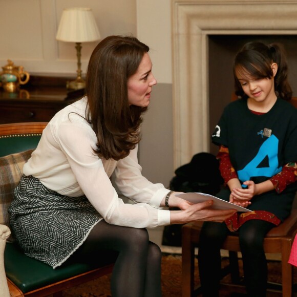 La duchesse de Cambridge, Catherine Kate Middleton, rencontre des enfants du blog video "Real Truth"à Kensington Palace le 17 février 2016  17th February 2016 London UK Britain's Catherine, Catherine, Duchess of Cambridge talks to children from the 'Real Truth' video blog that features on the Huffington Post website at Kensington Palace on February 17, 2016 in London, England. The Duchess of Cambridge is supporting the launch of the Huffington Post UK's initiative 'Young Minds Matter' by guest editing the Huffington Post UK today from Kensington Palace. WPA Pool17/02/2016 - Londres