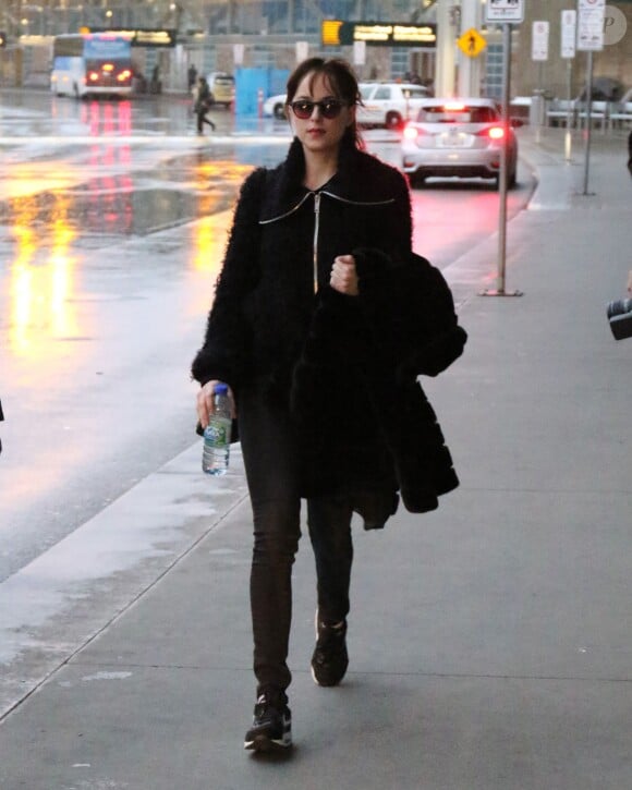 Dakota Johnson arrive sur le tournage du film "Fifty Shades Darker" à Vancouver, le 15 février 2016.