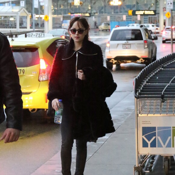 Dakota Johnson arrive sur le tournage du film "Fifty Shades Darker" à Vancouver, le 15 février 2016.