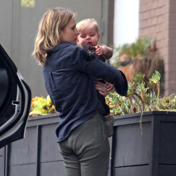 Exclusif - L'actrice Kristen Bell se promène avec sa fille Delta à Los Angeles le 10 décembre 2015.