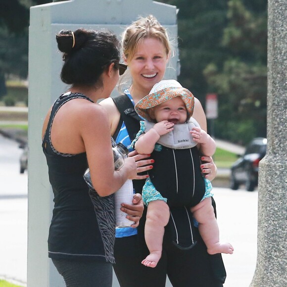 Exclusif - Kristen Bell se promène avec sa fille Delta au parc Griffith à Los Feliz. le 2 juillet 2015