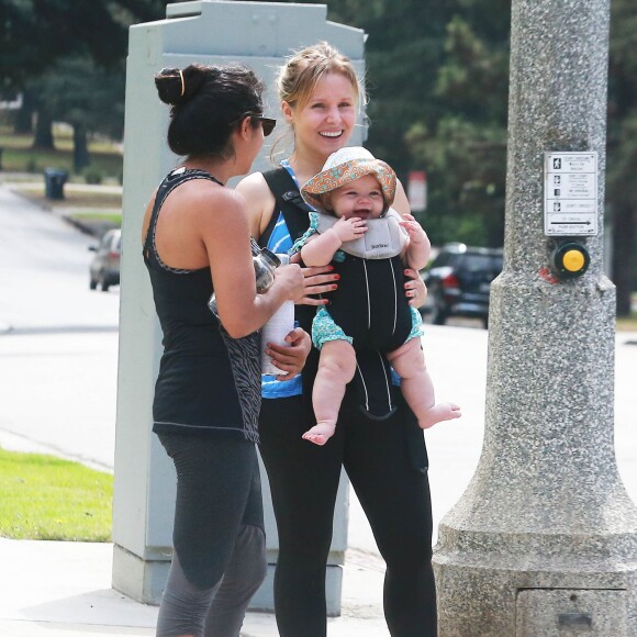 Exclusif - Kristen Bell se promène avec sa fille Delta au parc Griffith à Los Feliz. le 2 juillet 2015
