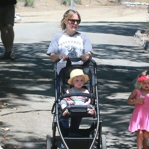 Kristen Bell se promène avec ses enfants Lincoln et Delta au Griffith Park à Los Feliz, le 16 juin 2015.