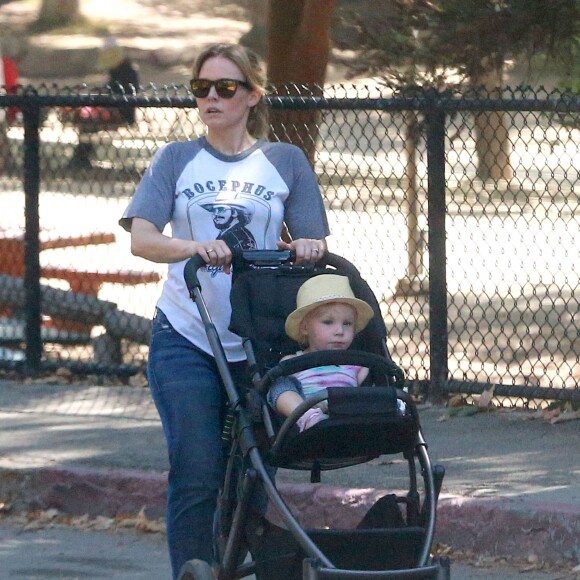 Kristen Bell se promène avec ses enfants Lincoln et Delta au Griffith Park à Los Feliz, le 16 juin 2015