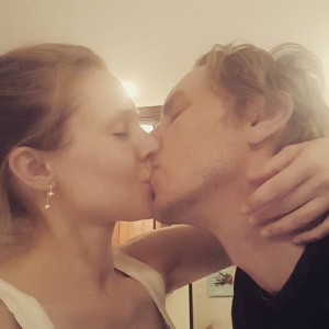 Kristen Bell fait ses débuts sur Instagram en publiant une première photo tandis qu'elle embrasse son mari Dax Shepard. Phoho publiée le 17 févirer 2016.