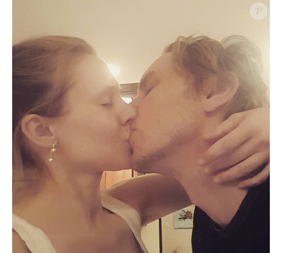 Kristen Bell fait ses débuts sur Instagram en publiant une première photo tandis qu'elle embrasse son mari Dax Shepard. Phoho publiée le 17 févirer 2016.