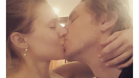 Kristen Bell, 1er selfie sur Instagram : Un baiser romantique et langoureux !