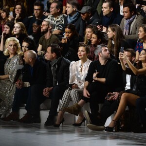 Maggie Gyllenhaal au premier rang du défilé Marc Jacobs (collection automne-hiver 2016-2017) à la Park Avenue Armory. New York, le 18 février 2016.