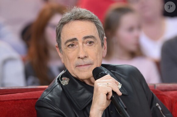 Alain Chamfort - Enregistrement de l'émission "Vivement Dimanche", dont les invités principaux sont Loïck et Stéphane Peyron, à Paris le 17 février 2016. Diffusion le 21 février 2016. ©Coadic Guirec/Bestimage