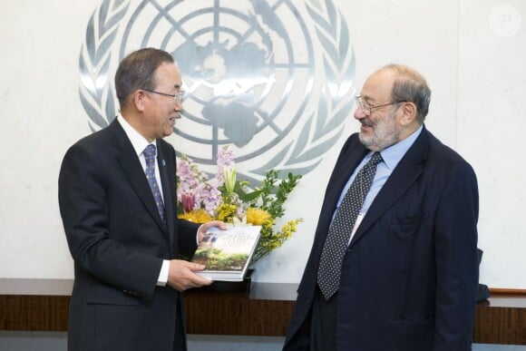Ban Ki-moon et Umberto Eco au siège des Nations unies à New York le 21 octobre 2013.