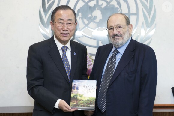 Ban Ki-moon et Umberto Eco au siège des Nations unies à New York le 21 octobre 2013.