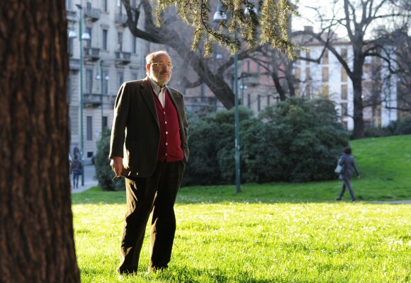 Umberto Eco devant son appartement à Milan en mars 2014. L'auteur du roman Le Nom de la rose et sémiologue de renom est mort à 84 ans le 19 février 2016.