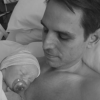 Greg Berlanti, scénariste et producteur de séries à succès (de Dawson et Arrow et The Flash), et Robbie Rogers, footballeur en MLS au Los Angeles Galaxy, sont devenus papa le 18 février 2016 d'un petit Caleb. Photomontage Instagram Greg Berlanti.