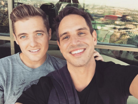 Greg Berlanti, scénariste et producteur de séries à succès (de Dawson et Arrow et The Flash), et Robbie Rogers, footballeur en MLS au Los Angeles Galaxy, sont devenus papa le 18 février 2016 d'un petit Caleb. Photo Instagram Greg Berlanti.