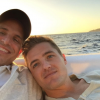 Greg Berlanti, scénariste et producteur de séries à succès (de Dawson et Arrow et The Flash), et Robbie Rogers, footballeur en MLS au Los Angeles Galaxy, sont devenus papa le 18 février 2016 d'un petit Caleb. Photo Instagram Greg Berlanti pour la Saint-Valentin.