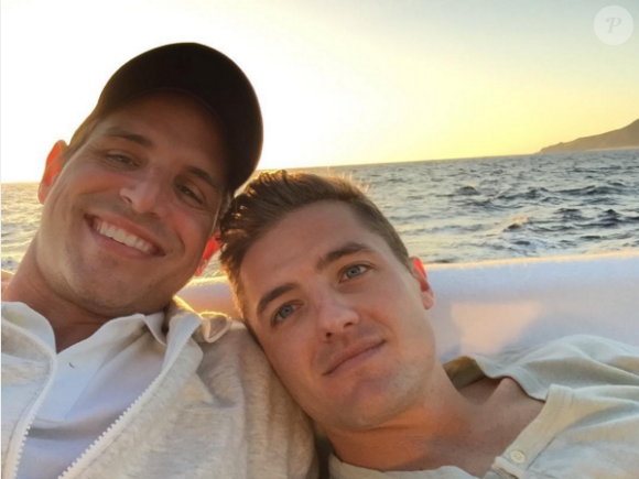 Greg Berlanti, scénariste et producteur de séries à succès (de Dawson et Arrow et The Flash), et Robbie Rogers, footballeur en MLS au Los Angeles Galaxy, sont devenus papa le 18 février 2016 d'un petit Caleb. Photo Instagram Greg Berlanti pour la Saint-Valentin.